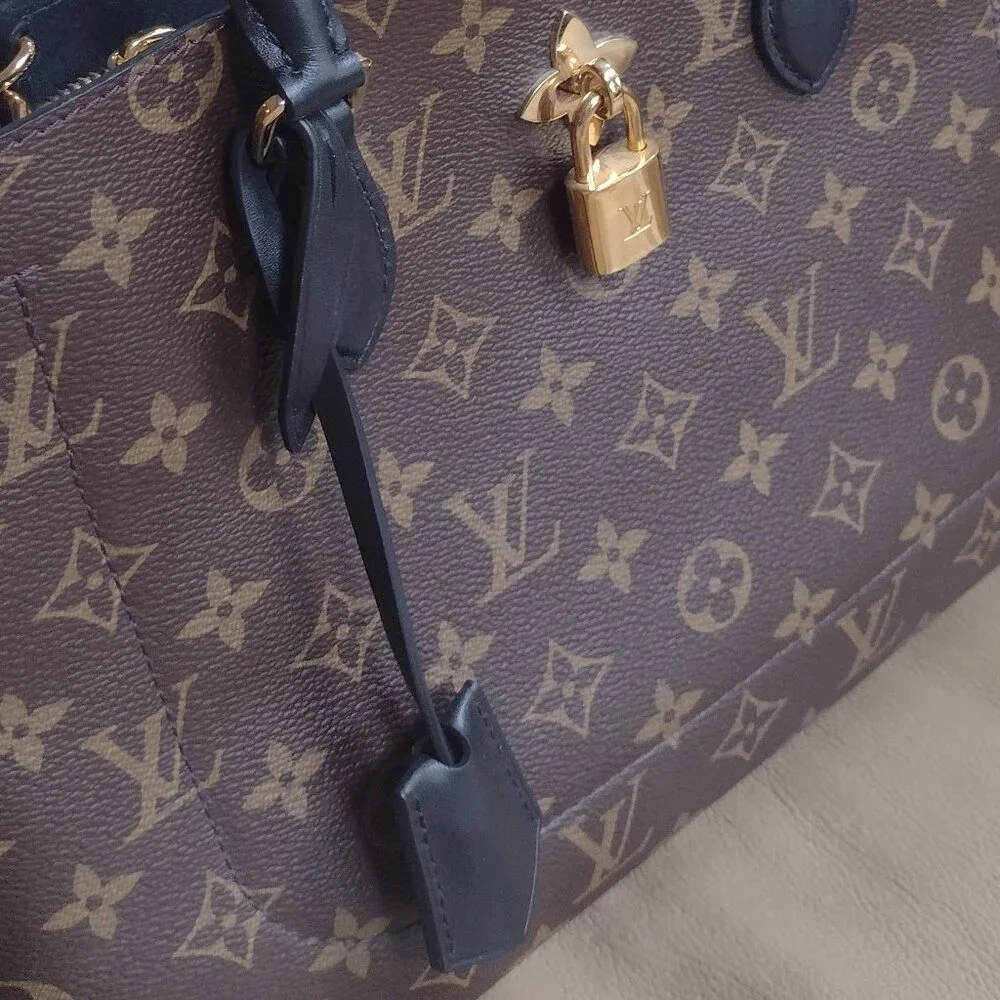 Authentic RARE & Retired Louis Vuitton Noir Flower Shoulder Bag๐ค๐ค - Picture 3 of 16